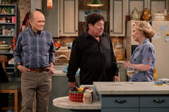 (S-D) Kurtwood Smith come Red Forman, Don Stark come Bob Pinciotti, Debra Jo Rupp come Kitty Forman in That '90s Show 1x06