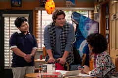 (S-D) Reyn Doi come Ozzie, Maxwell Acee Donovan come Nate, Sam Morelos come Nikki in That '90s Show 1x07