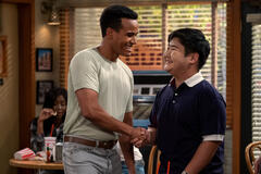 (S-D) Indar Smith come Trevor, Reyn Doi come Ozzie in That '90s Show 1x07