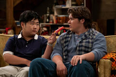 (S-D) Reyn Doi come Ozzie, Maxwell Acee Donovan come Nate in That '90s Show 1x07