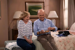 (S-D) Debra Jo Rupp come Kitty Forman, Kurtwood Smith come Red Forman in That '90s Show 1x07