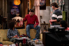 (S-D) Ashley Aufderheide come Gwen Runck, Mace Coronel come Jay Kelso, Maxwell Acee Donovan come Nate, Sam Morelos come Nikki in That '90s Show 1x08