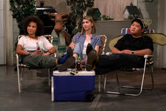 (S-D) Ashley Aufderheide come Gwen Runck, Callie Haverda come Leia Forman, Reyn Doi come Ozzie in That '90s Show 1x08