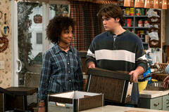 (S-D) Ashley Aufderheide come Gwen Runck, Maxwell Acee Donovan come Nate in That '90s Show 1x08