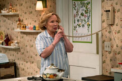 Debra Jo Rupp come Kitty Forman in That '90s Show 1x08