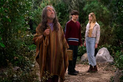 (S-D) Tommy Chong come Leo, Mace Coronel come Jay Kelso, Callie Haverda come Leia Forman in That '90s Show 1x09