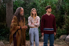 (S-D) Tommy Chong come Leo, Callie Haverda come Leia Forman, Mace Coronel come Jay Kelso in That '90s Show 1x09