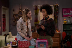 (S-D) Callie Haverda come Leia Forman, Ashley Aufderheide come Gwen Runck in That '90s Show 1x09