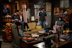 (S-D) Mace Coronel come Jay Kelso, Reyn Doi come Ozzie, Callie Haverda come Leia Forman, Maxwell Acee Donovan come Nate, Sam Morelos come Nikki, Ashley Aufderheide come Gwen Runck in That '90s Show 1x09