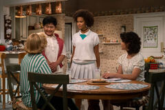 (S-D) Debra Jo Rupp come Kitty Forman, Reyn Doi come Ozzie, Ashley Aufderheide come Gwen Runck, Sam Morelos come Nikki in That '90s Show 1x09