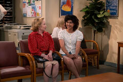 (S-D) Debra Jo Rupp come Kitty Forman, Sam Morelos come Nikki in That '90s Show 1x09