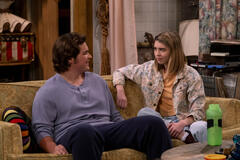 (S-D) Maxwell Acee Donovan come Nate, Callie Haverda come Leia Forman in That '90s Show 1x09