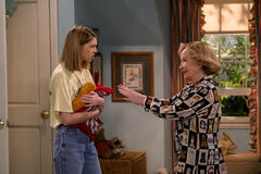 (S-D) Callie Haverda come Leia Forman, Debra Jo Rupp come Kitty Forman in That '90s Show 1x10