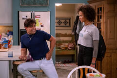 (S-D) Wilmer Valderrama come Fez, Ashley Aufderheide come Gwen Runck in That '90s Show 1x10