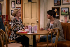 (S-D) Debra Jo Rupp come Kitty Forman, Mace Coronel come Jay Kelso in That '90s Show 1x10