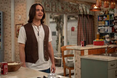 Mace Coronel come Jay in That '90s Show 2x01