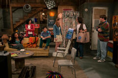 (S-D) Ashley Aufderheide come Gwen, Sam Morelos come Nikki, Reyn Doi come Ozzie, Callie Haverda come Leia, Mace Coronel come Jay, Max Donovan come Nate in That '90s Show 2x01