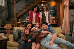 (S-D) Max Donovan come Nate, Ashley Aufderheide come Gwen, Sam Morelos come Nikki, Callie Haverda come Leia, Reyn Doi come Ozzie, Mace Coronel come Jay in That '90s Show 2x01