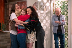 (S-D) Mace Coronel come Jay, Debra Jo Rupp come Kitty, Callie Haverda come Leia, Ashley Aufderheide come Gwen, Kurtwood Smith come Red in That '90s Show 2x01