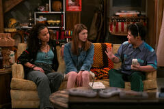 (S-D) Ashley Aufderheide come Gwen, Callie Haverda come Leia, Reyn Doi come Ozzie in That '90s Show 2x01