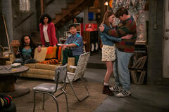 (S-D) Ashley Aufderheide come Gwen, Sam Morelos come Nikki, Reyn Doi come Ozzie, Callie Haverda come Leia, Max Donovan come Nate in That '90s Show 2x01