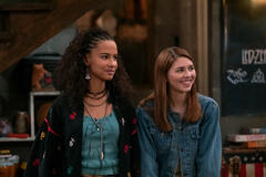 (S-D) Ashley Aufderheide come Gwen, Callie Haverda come Leia in That '90s Show 2x01