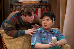 (S-D) Max Donovan come Nate, Reyn Doi come Ozzie in That '90s Show 2x01