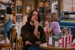 Mace Coronel come Jay in That '90s Show 2x02