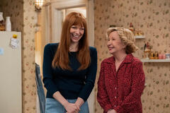 (S-D) Laura Prepon come Donna, Debra Jo Rupp come Kitty in That '90s Show 2x02