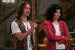 (S-D) Mace Coronel come Jay, Sam Morelos come Nikki in That '90s Show 2x02