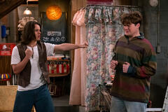 (S-D) Mace Coronel come Jay, Max Donovan come Nate in That '90s Show 2x02