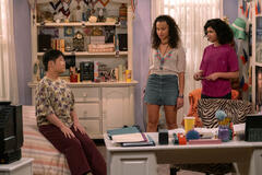 (S-D) Reyn Doi come Ozzie, Ashley Aufderheide come Gwen, Sam Morelos come Nikki in That '90s Show 2x02