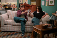 (S-D) Max Donovan come Nate, Mace Coronel come Jay in That '90s Show 2x03