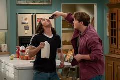 (S-D) Mace Coronel come Jay, Max Donovan come Nate in That '90s Show 2x03