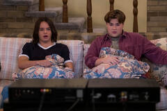 (S-D) Mace Coronel come Jay, Max Donovan come Nate in That '90s Show 2x03