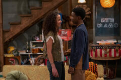 (S-D) Ashley Aufderheide come Gwen, Niles Fitch come Cole in That '90s Show 2x04