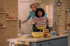 (S-D) Debra Jo Rupp come Kitty, Sam Morelos come Nikki in That '90s Show 2x04