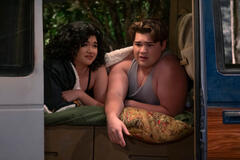 (S-D) Sam Morelos come Nikki, Max Donovan come Nate in That '90s Show