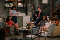 (S-D) Ashley Aufderheide come Gwen, Sam Morelos come Nikki, Max Donovan come Nate, Mace Coronel come Jay, Callie Haverda come Leia in That '90s Show