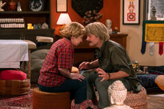 (S-D) Debra Jo Rupp come Kitty, Will Forte come Kiefer in That '90s Show 2x06