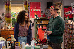 (S-D) Ashley Aufderheide come Gwen, Max Donovan come Nate in That '90s Show 2x07