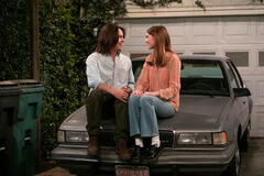 (S-D) Mace Coronel come Jay, Callie Haverda come Leia in That '90s Show 2x07