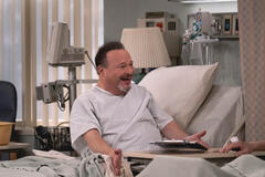 Wayne Knight come Bruce in That '90s Show 2x07