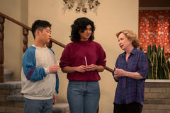(S-D) Reyn Doi come Ozzie, Sam Morelos come Nikki, Debra Jo Rupp come Kitty in That '90s Show 2x07
