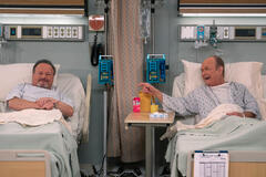 (S-D) Wayne Knight come Bruce, Kurtwood Smith come Red in That '90s Show 2x07