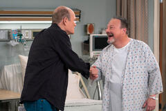 (S-D) Kurtwood Smith come Red, Wayne Knight come Bruce in That '90s Show 2x07