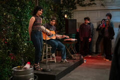 (S-D) Sam Morelos come Nikki, Michelangelo Hyeon come Mikey in That '90s Show 2x08