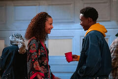 (S-D) Ashley Aufderheide come Gwen, Niles Fitch come Cole in That '90s Show 2x08