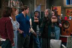 (S-D) Mace Coronel come Jay, Callie Haverda come Leia, Max Donovan come Nate, Tommy Chong come Leo in That '90s Show 2x08