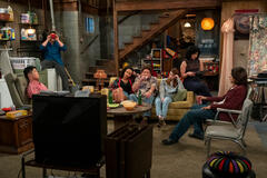 (S-D) Reyn Doi come Ozzie, Max Donovan come Nate, Ashley Aufderheide come Gwen, Don Stark come Bob, Callie Haverda come Leia, Sam Morelos come Nikki, Mace Coronel come Jay in That '90s Show 2x08